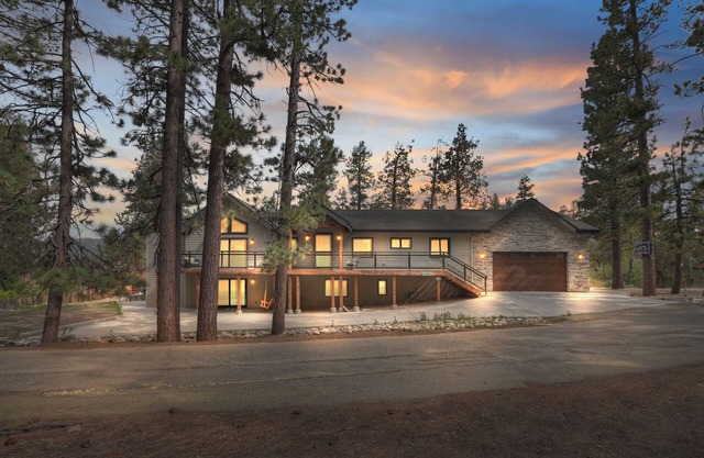 Living The Dream By Destination Big Bear: Newly Built High End Modern Mountain Home! Game Room! Hot Tub!