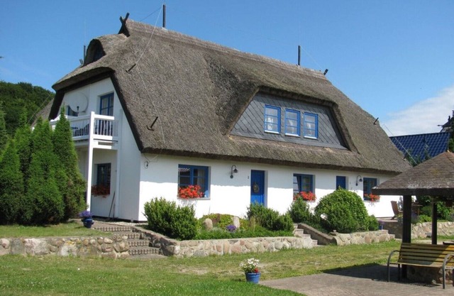 Living under "thatch" Family-friendly, dogs allowed, garden+large open space