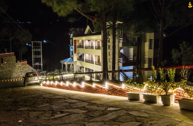 LivingStone Mountain Retreat Chail Premium Room