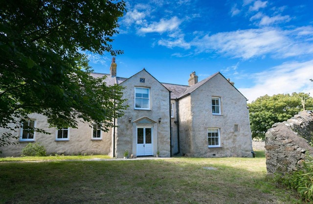 Llangwyfan Isaf - a coastal that sleeps 8 guests in 5 bedrooms