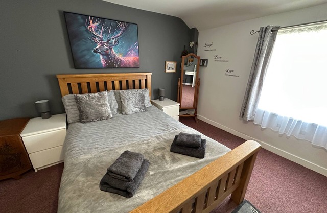 Llanidloes - Sleeps 7 - Parking - Pet Friendly