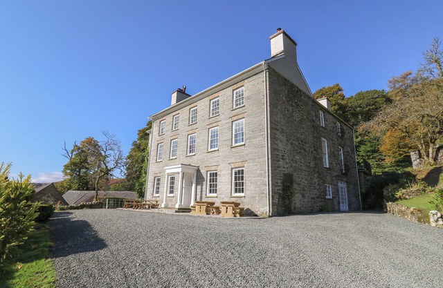 LLWYNDERW HALL, pet friendly, with open fire in Llanwrtyd Wells