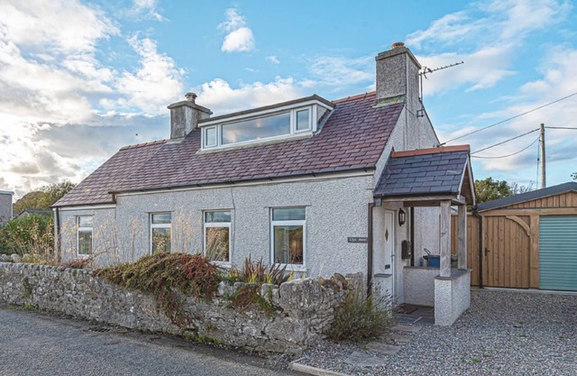 Llys Awel - a cottage that sleeps 4 guests in 2 bedrooms