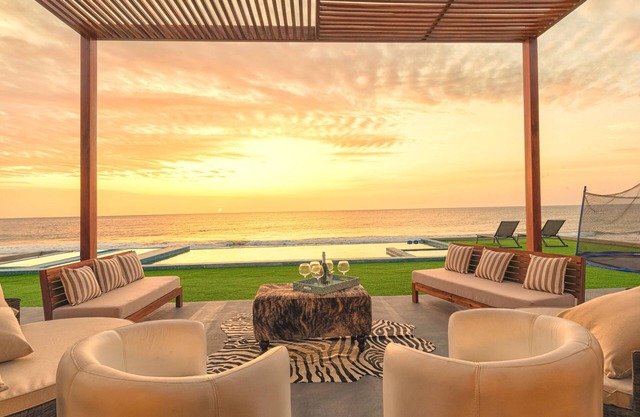 LN10 Resort Style all inclusive queen bed suite frente al Mar