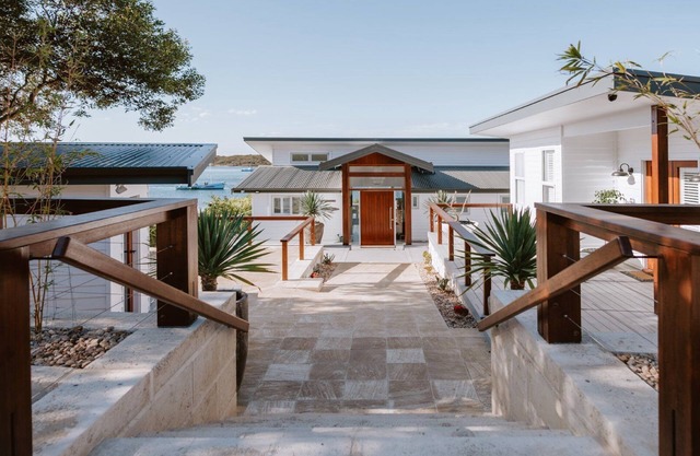 Lobster Pot is Luxurious - offers the complete Coffin Bay Experience - View, Position and Jetty for fishing