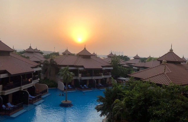 Located in Palm Jumeirah with a stunning view of the lagoon pool