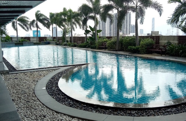 Location at the center of Bangkok. Convenient to travel around city.