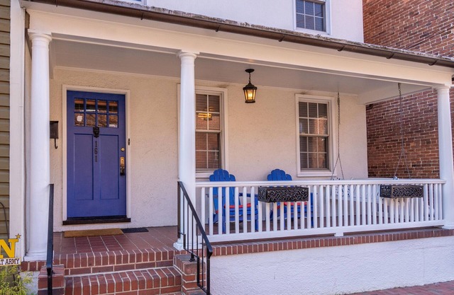 Location Location Location!50 Steps from Main Street and all of the action