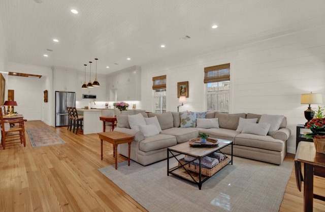 Location! One Block to Main Street/Restaurants!