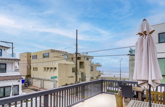 Location & View! One House From Ocean -3 bedroom Mission Beach unit, sleeps 10