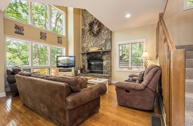 Loch Haven | Lakefront & Dock! Pool Table + Hot Tub!