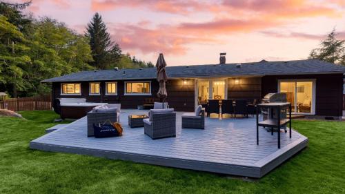 Lodge at Deception Pass by AvantStay Trails Hot Tub Walk to Cornet Bay