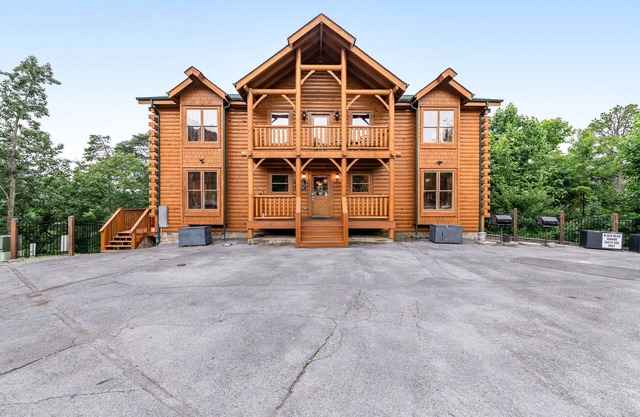 Lodge with Two Hot Tubs, Game Room & Shared Pool - Free Attraction Tickets