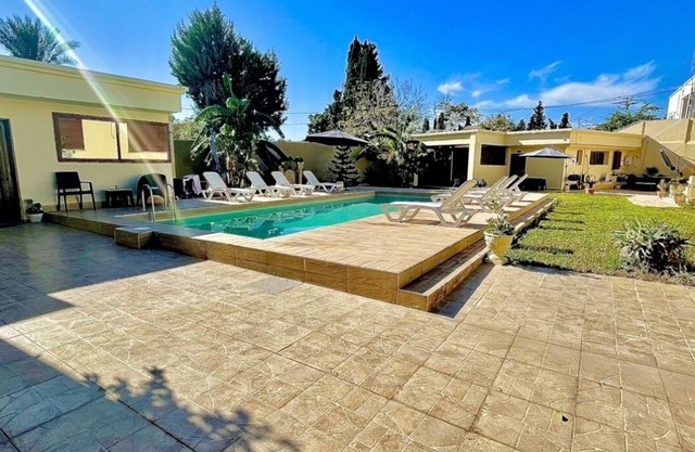 Lodging with panoramic views on the edge of a lawn garden and swimming pool