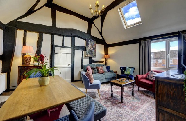 Loft Cottage by Spa Town Property - 2 Bed Tudor Retreat Near to Stratford-upon-Avon, Warwick & Solihull