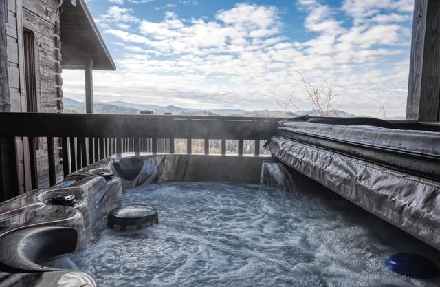 Loft - Fireplace, Firepit, Pickle Ball, Hot Tub