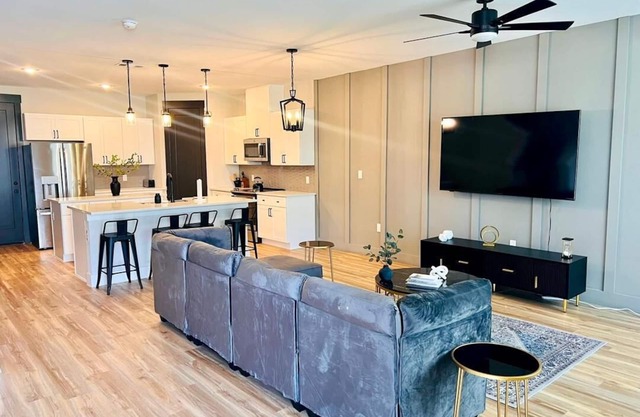 Loft, New Luxurious Large 3BR, Sleeps 9 + Parking