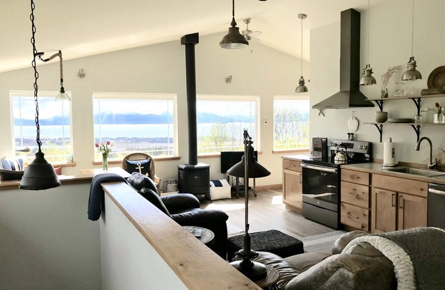 Loft on the Hill - In-town, Luxury, BIG VIEW!