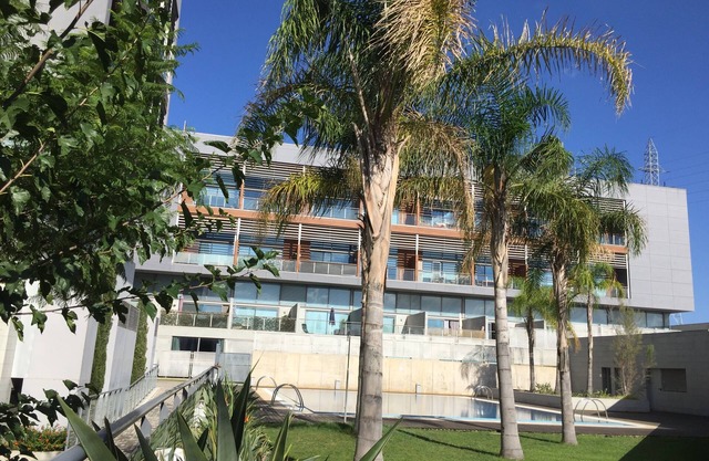 Loft with terrace of 24m2, swimming pool, garden and garage.