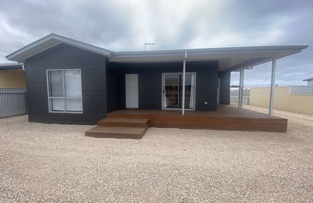 Lofty's Shack - Modern 3 bedroom, Free WiFi!, Off peak special!