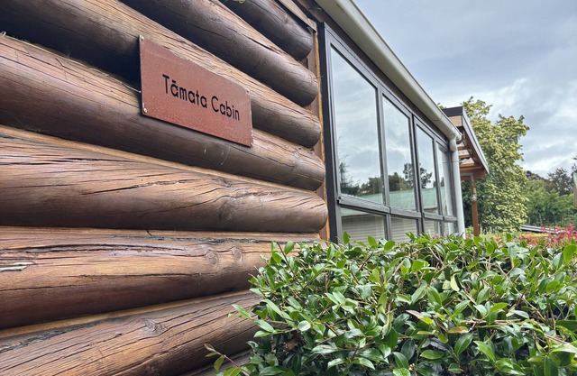 Log Cabin at the LakenEnjoy the peaceful idyllic lakeside settlement of Hatepe.
