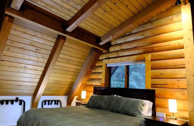 Log Home Apt w/King bed, laundry & full kitchen