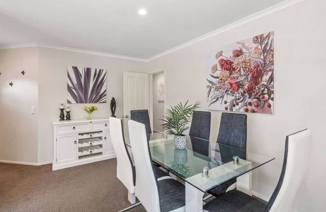 Logan House | Stylish Family Retreat w/BBQ, Garage & Comfort