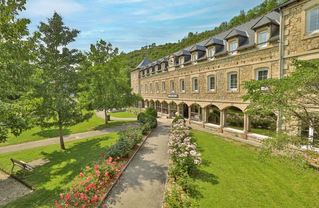 LOGIS HOTEL L'HÔTEL DES BAINS - Salles-la-Source