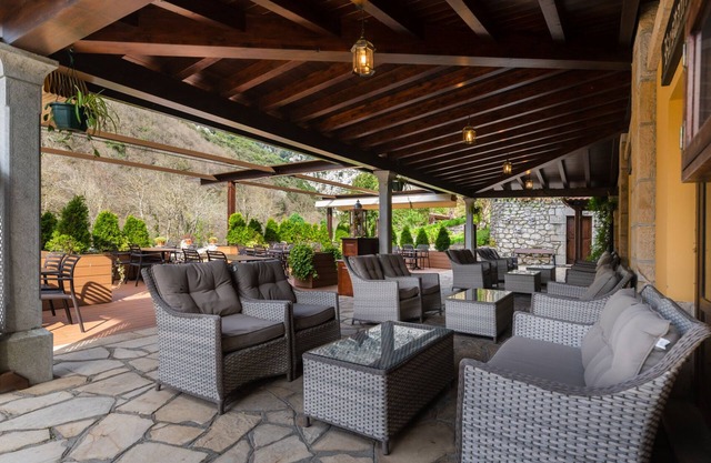 Logis Hotel Restaurante La Casa de Juansabeli