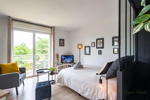 Logis Verde à 5 min de l'autoroute A10, balcon & parking privé