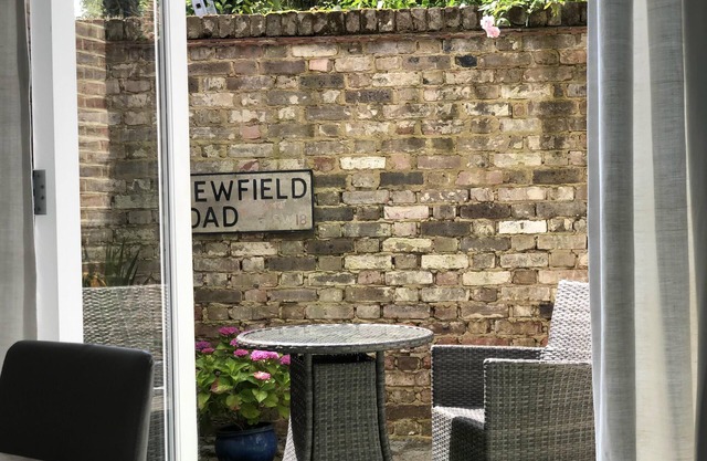 London-apartment-sleeps2-privateentrance