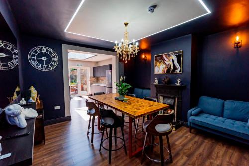 London Heathrow Airport- Spacious 6-Bedroom Home Sleeps 10