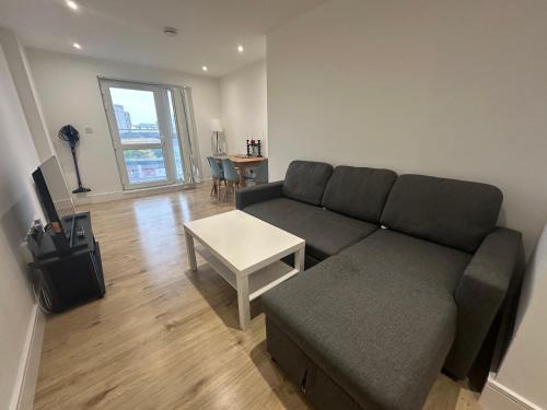London Luton Airport Luxury Midland Apartments - GATED PARKING - Balcony - Sleeps 4