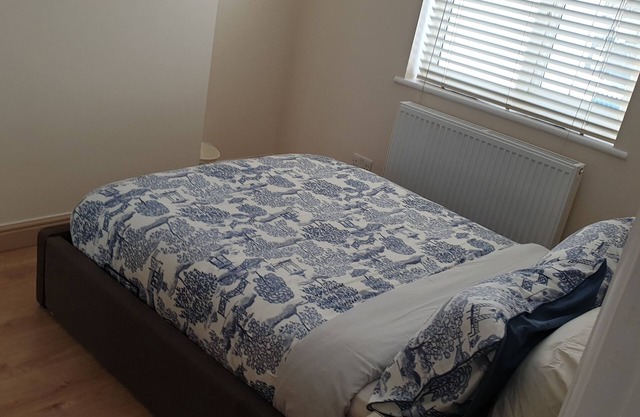 London Luxury 3 Bed Sleeps up to 12 guests, 1 min to Redbridge Stn Free Parking