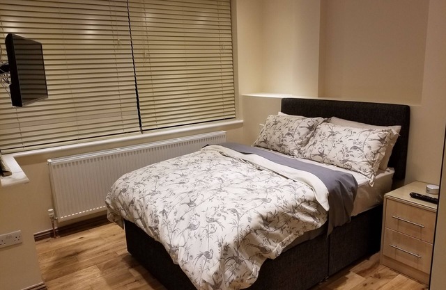 London Luxury Studio Flat #1 Orchid Apartment 1 minute from Underground Sleeps 2