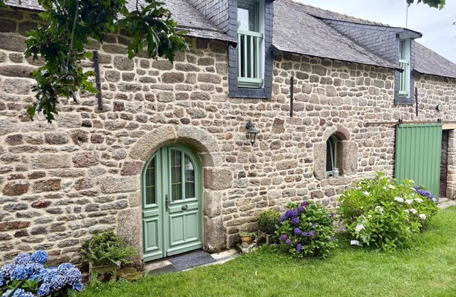 Longere Bretonne Dans UN Havre DE Verdure