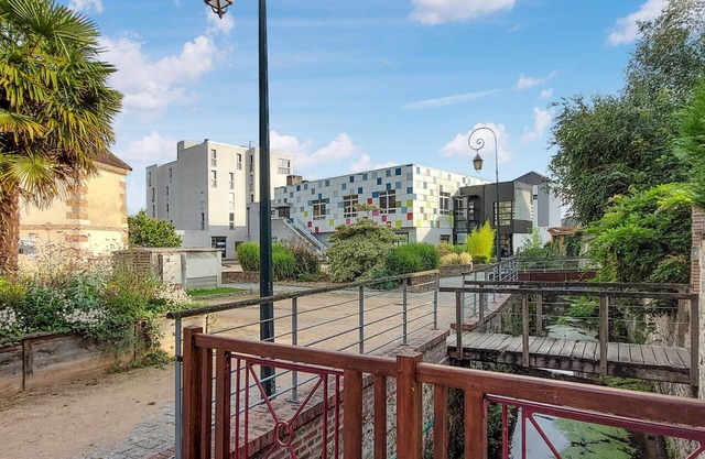 Look forward to this tasteful and modern vacation apartment in a central location of Pont-Audemer.
