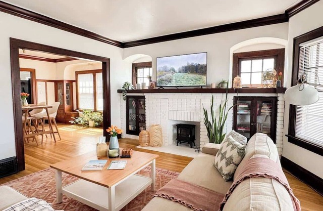 Look no further in Lakewood! 2bed 1bath Central AC