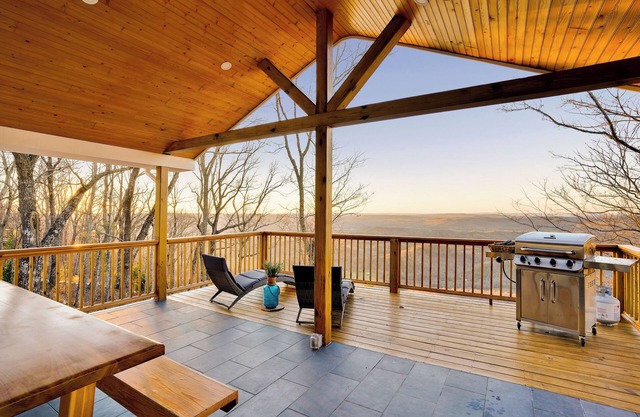 Lookout Mountain VIEWS Spacious 5-bedroom house on west brow