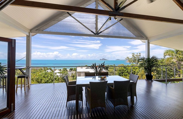 Lorikeet Lodge-Private Tropical Hideaway-Panoramic views-Pool and mtrs to beach