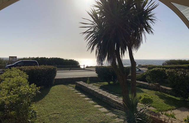 Loriot1 apartment sea view on the fort blocked, ploemeur