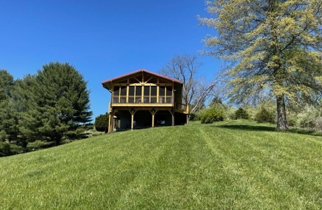Lost River Swiss Cottage/10 acres/Private Dog Park/Streams