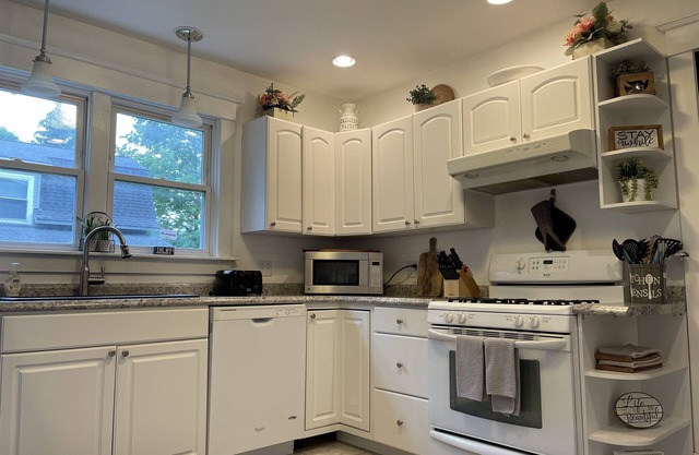 Lots of Space! Hot Tub! Great for Large Families!
