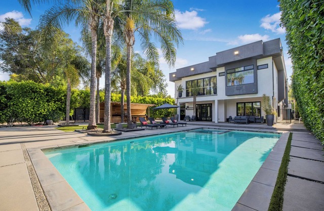 Louise Modern - Luxury Smart Estate in Encino w/Pool, Gym & Spa