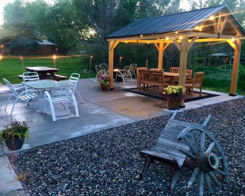 Loved By Guests ! Highly Rated, Location Perfect, Pools One Minute, Amenity-Rich, Cozy Comfort, and Pup Friendly, Discover An Exceptional Wyoming Stay, Thermopolis River Walk Home at Hot Springs State Park, 'Where Families and Fisherman Stay'