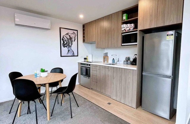 Lovely 1 bedroom apartment opposite Hagley park