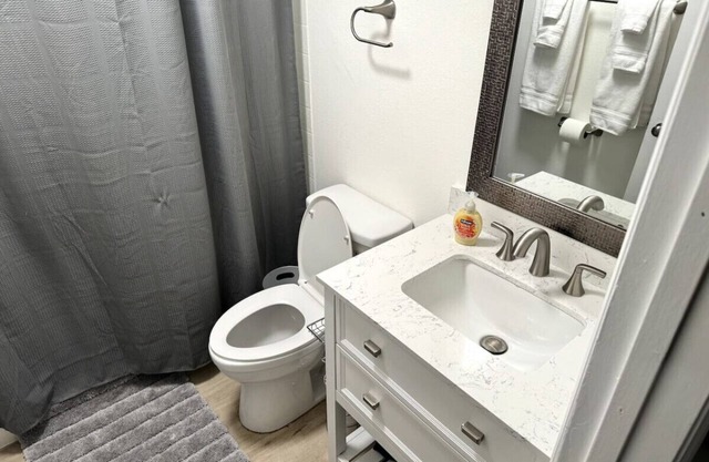 Lovely 1 Bedroom Apartment, onsite coin op Laundry