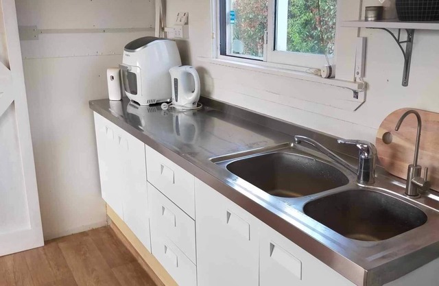 Lovely 1-bedroom cabin in Hakaru. Take a break and unwind at this peaceful oasis