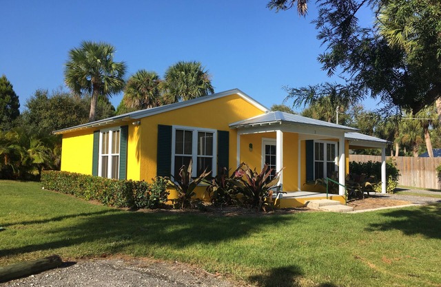 Lovely 1 Bedroom House on the Indian River Waterway in Jen. Bch.