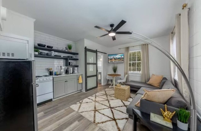 Lovely 1 BR with King bed Apt 3